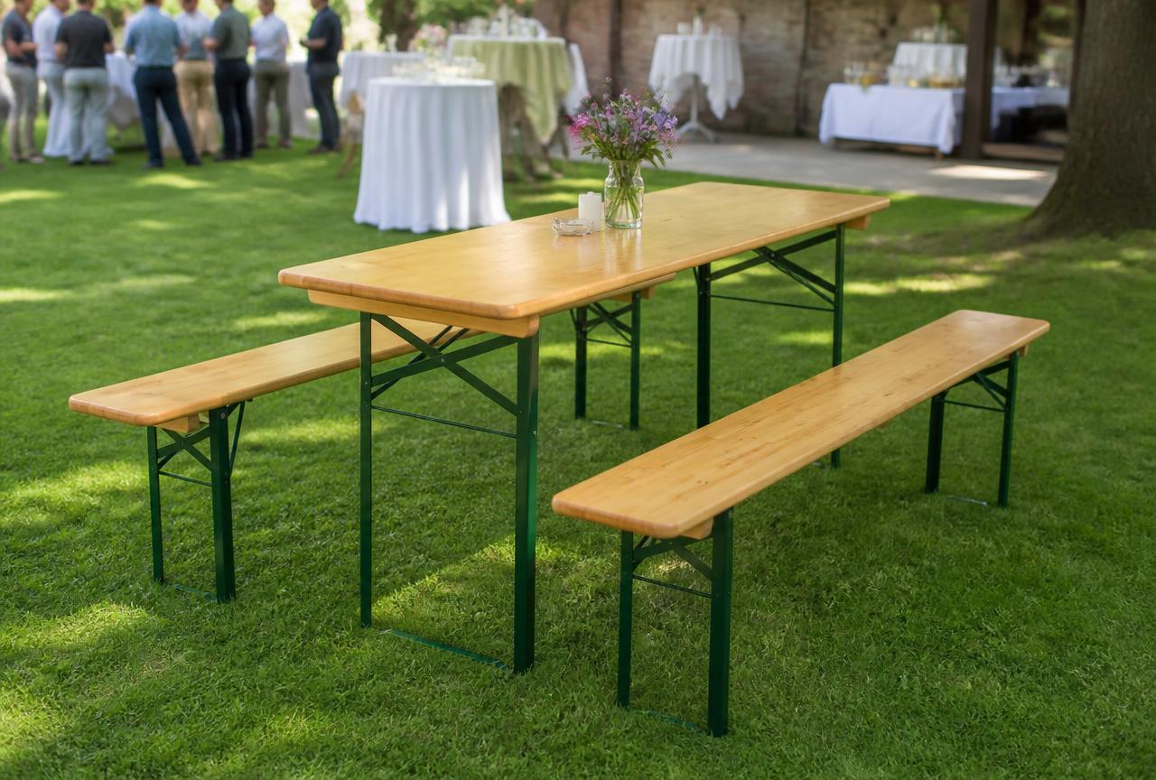 Bierzeltgarnitur mit Tisch und zwei Bänken auf einer Gartenparty im Kreis Düren