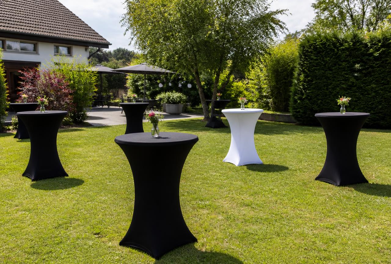 Stehtische mieten Düren: Stehtische mit Hussen auf einer Gartenparty im Kreis Düren